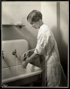 Uma enfermeira lavando as mãos, 1928 (impressão em gelatina de prata)